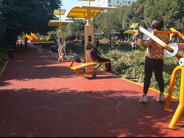 人民公园安装智能健身器材