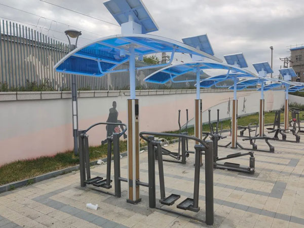 鹤岗市体育馆门前安装二代健身器材